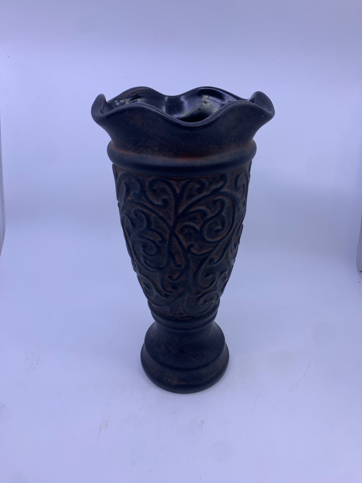 SCROLL DESIGN BLACK CERAMIC VASE.