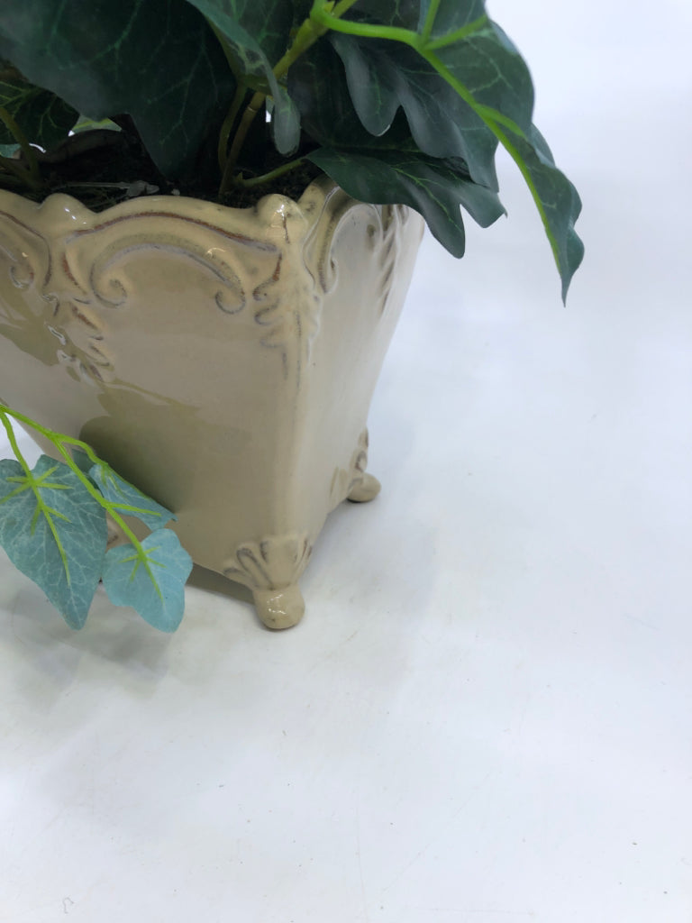 FAUX IVY IN A GREY/BROWN POT.