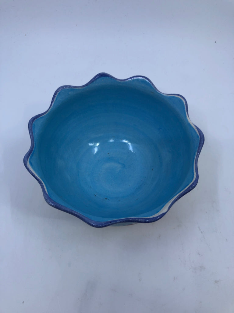 BLUE FLORAL WAVY EDGE BOWL.