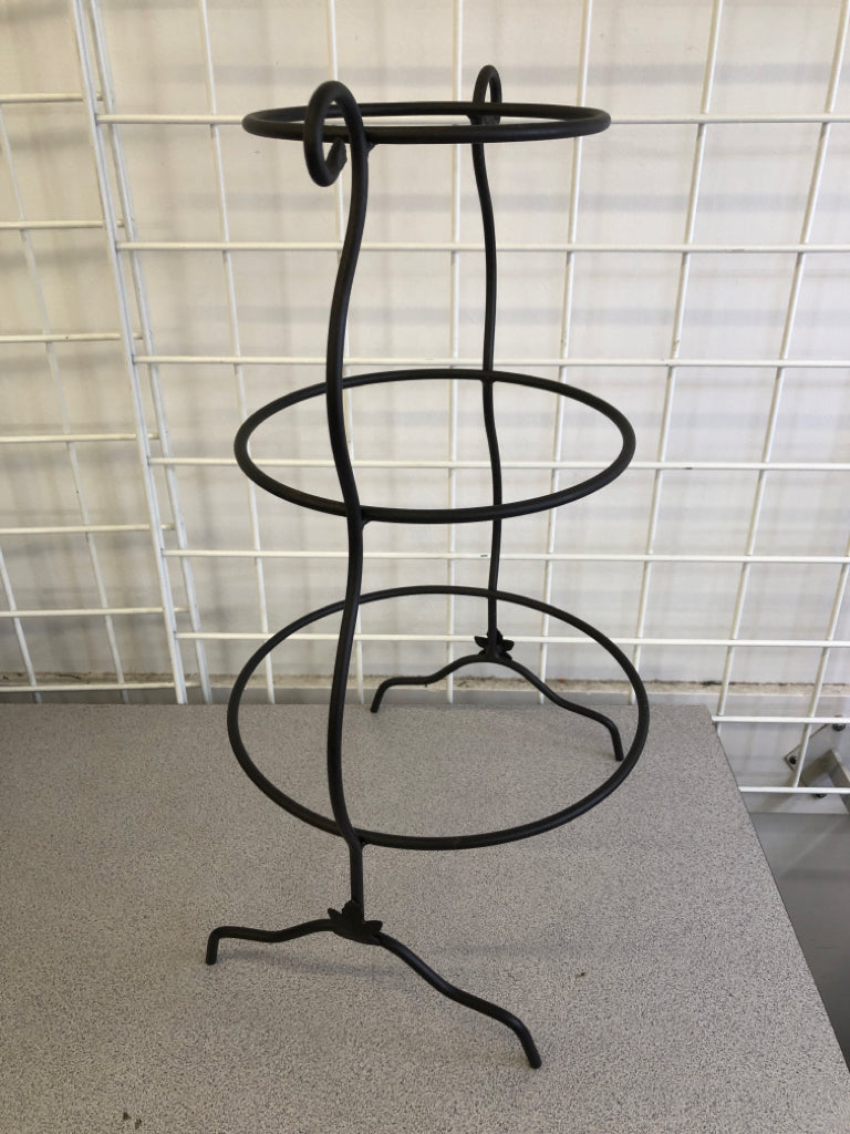 3 TIER WROUGHT IRON PLATE HOLDER W MAPLE LEAVES.
