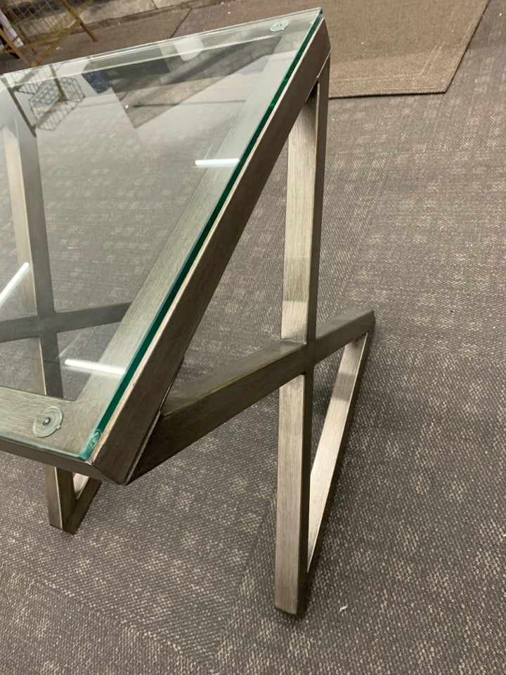 GLASS-TOP X-FRAME SIDE TABLE.