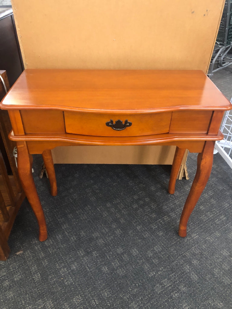 LIGHT BROWN WOODEN ACCENT TABLE W/DRAWER.