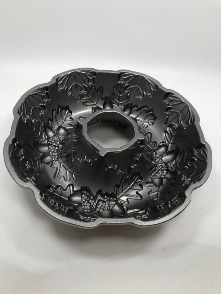 FALL HARVEST BUNDT PAN CAST ALUMINUM.