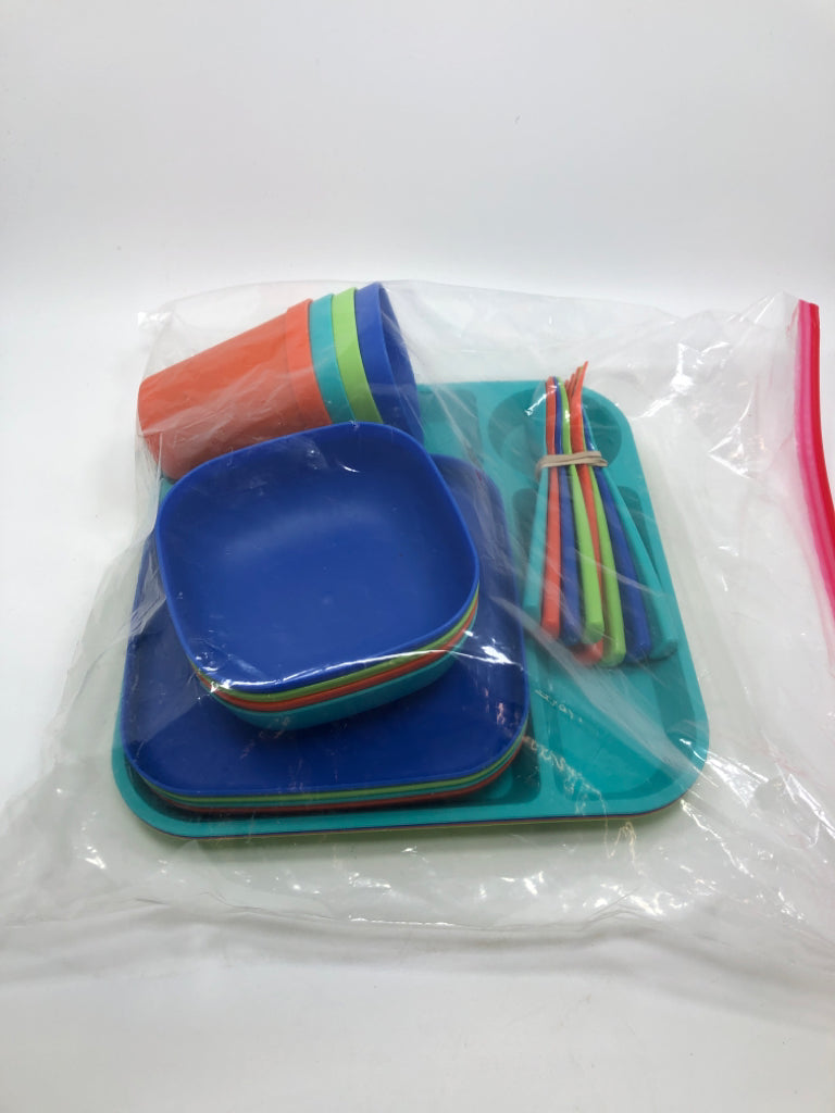 20PC PLASTIC KIDS MULTI COLOR DINNER SET IN BAG.
