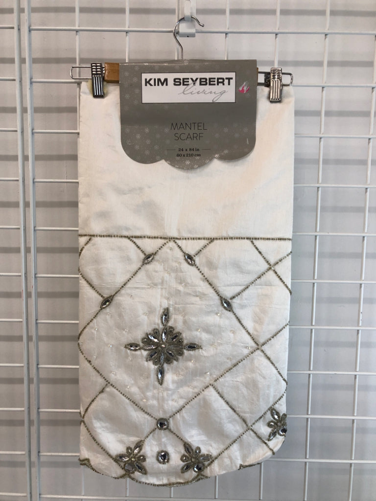 NIP WHITE DIAMOND MANTLE SCARF.