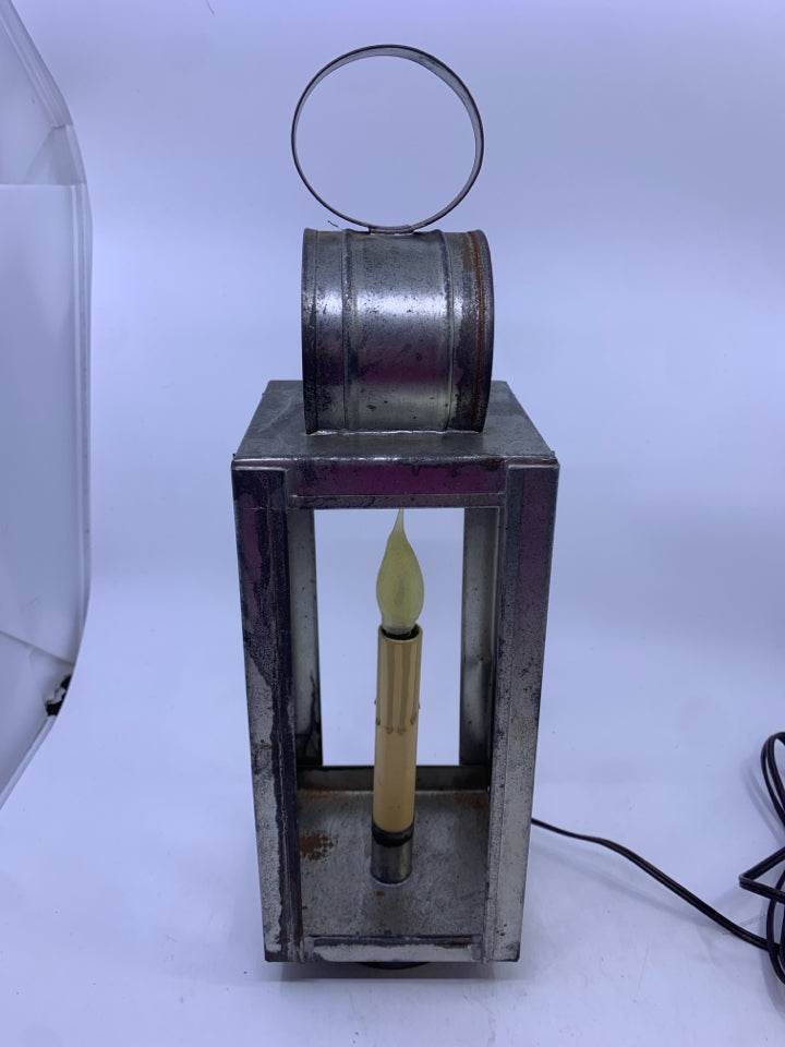 METAL LIGHT UP LANTERN.