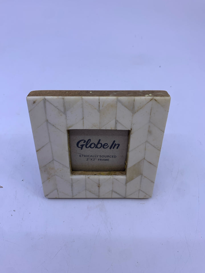 SMALL CREAM TEXTURED SQUARE FRAME.