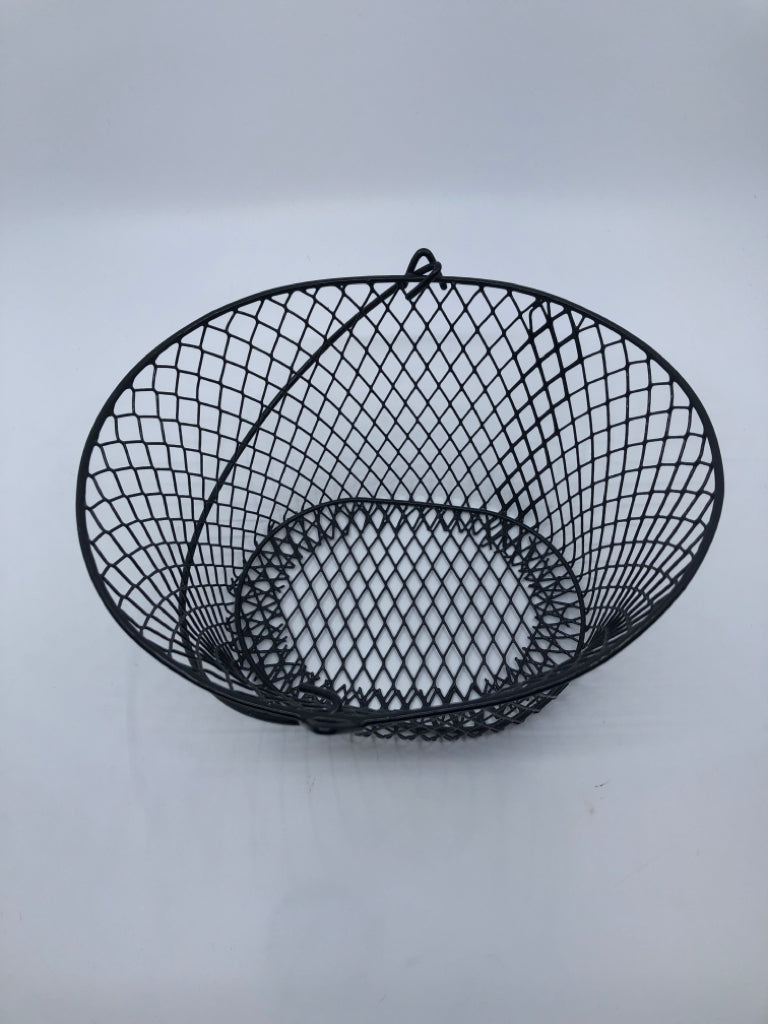 BLACK WIRE METAL BASKET.