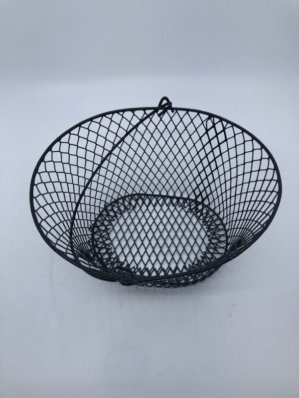 BLACK WIRE METAL BASKET.