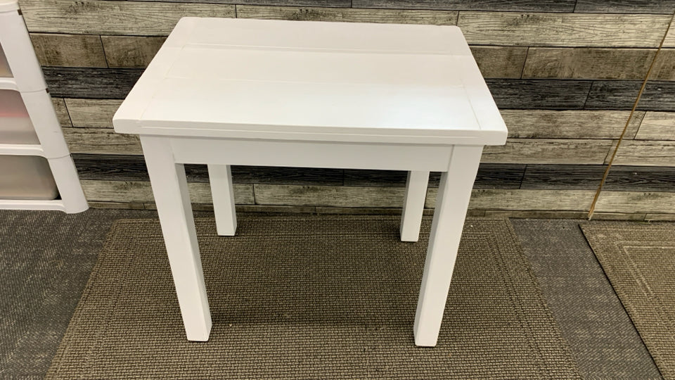 WHITE PAINTED WOOD SIDE TABLE.