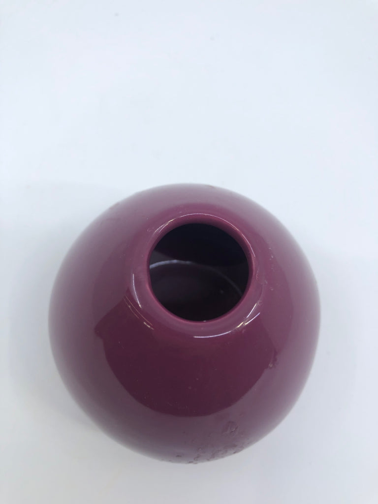 MAGENTA TEARDROP SHAPED VASE.