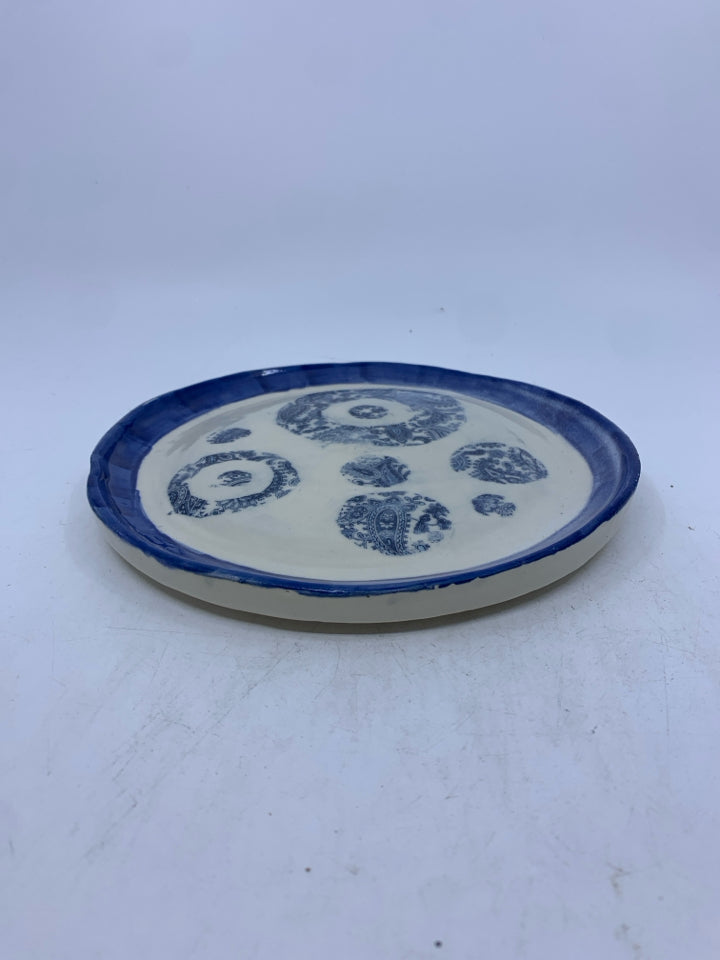 BLUE AND WHITE PATTERN POTTERY PLATE.