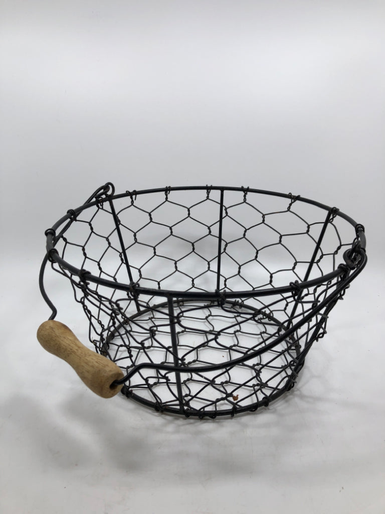 WOVEN WIRE BASKET W/WOOD HANDLE.