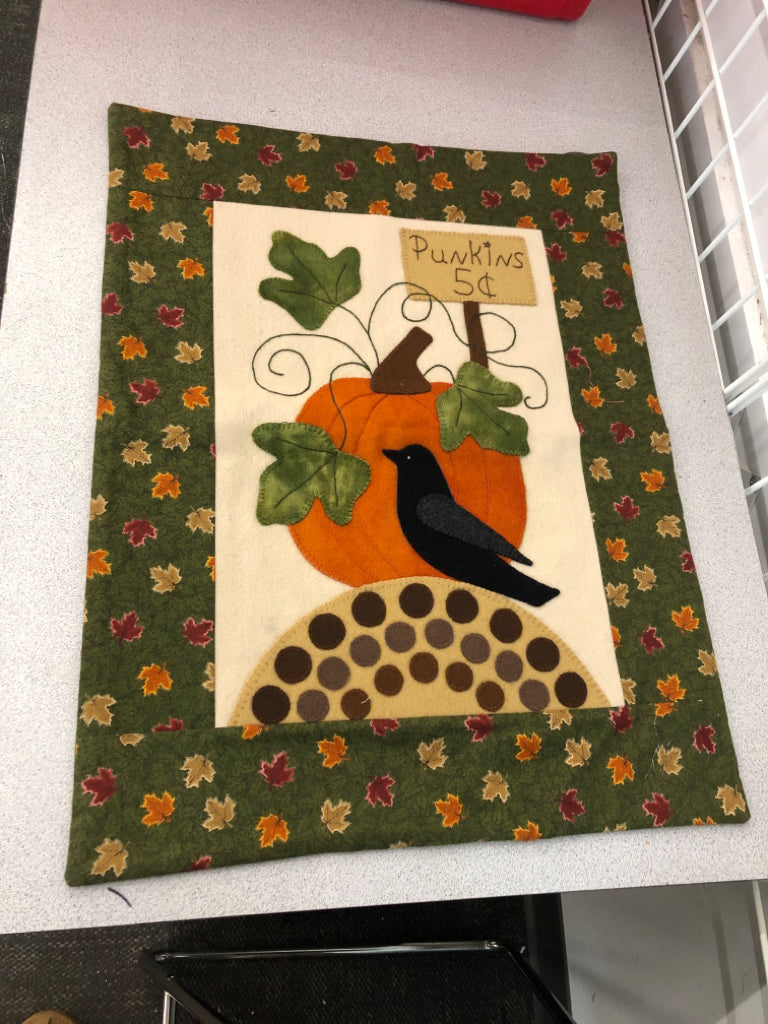 "PUNKIN" QUILTED CROW BANNER.