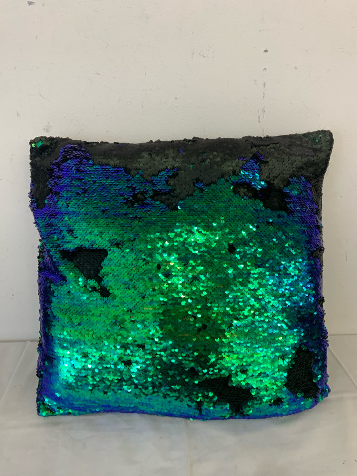 TWO WAY GLITTER PILLOW.