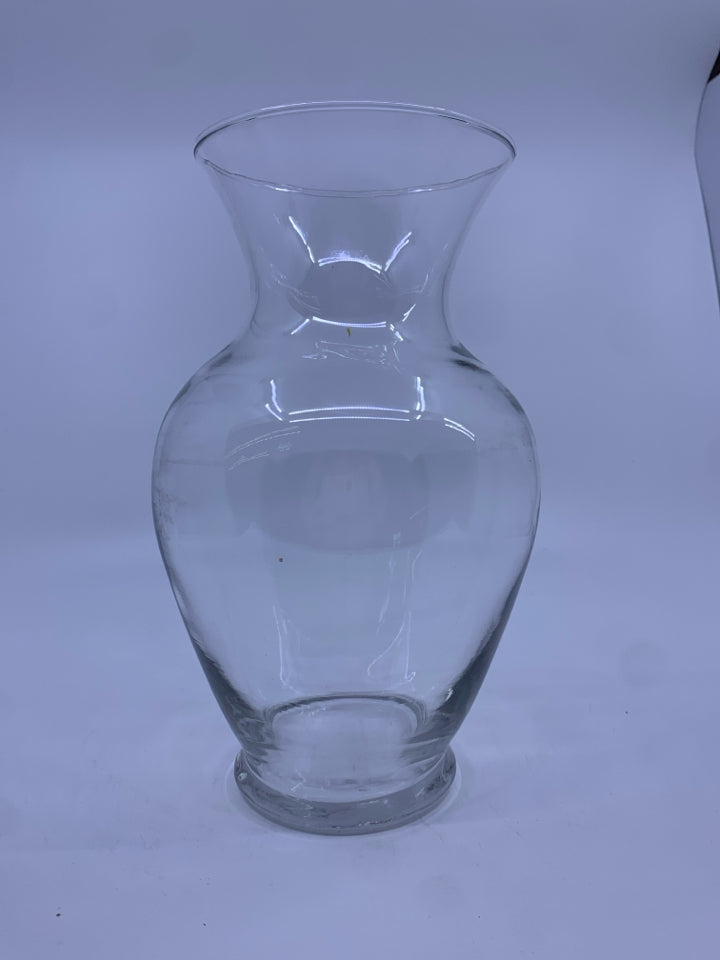 CLEAR GLASS FLARED TOP VASE.