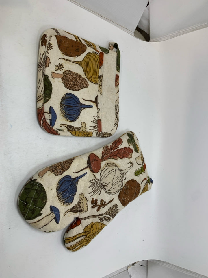 2 PC CREAM VEGGIE THEME OVEN MIT/POT HOLDER THRESHOLD.
