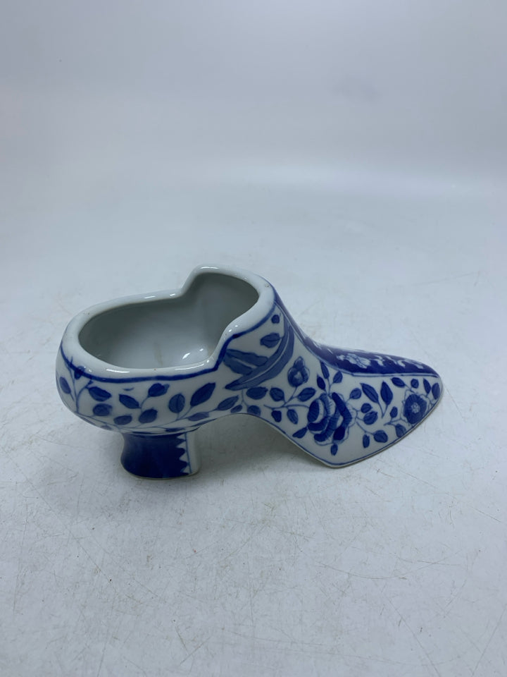 BLUE/WHITE FLORAL HEELED BOOT PLANTER.