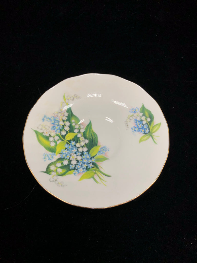 WHITE/BLUE BOUQUET TEACUP & SAUCER - QUEEN ANNE.