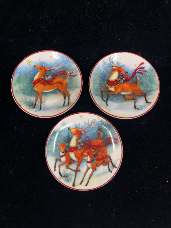 3 SMALL REINDEER HANGING PLATES.