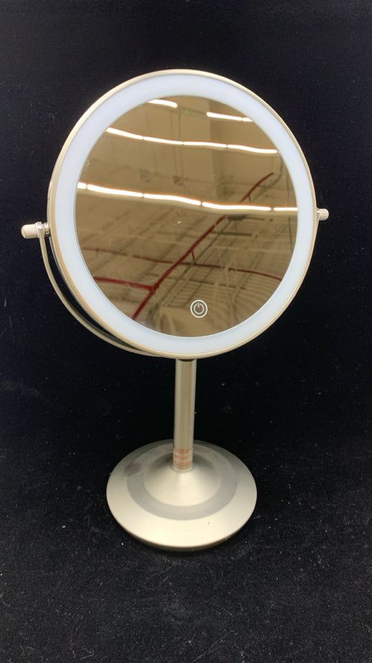 2-SIDED SILVER MIRROR W/RING LIGHT.