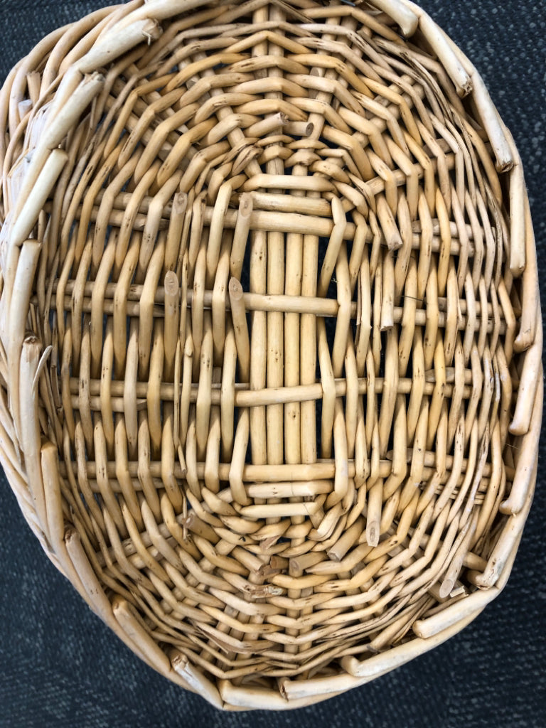 WOVEN OVAL WICKER BASKET.