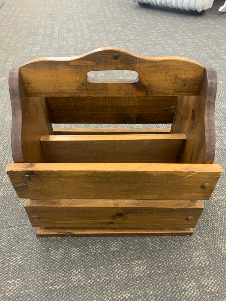VTG WOOD MAGAZINE RACK.
