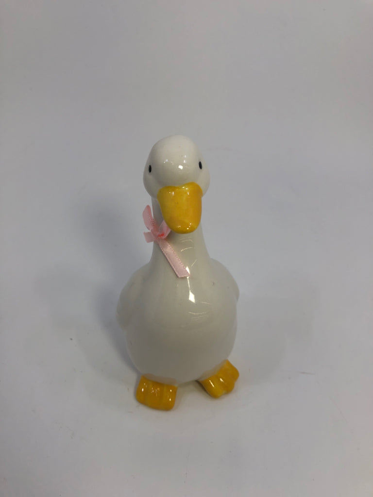 CERAMIC GOOSE W/SMALL PINK BOW.