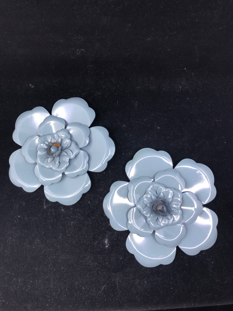 2 BLUE FLOWER WALL HANGINGS.