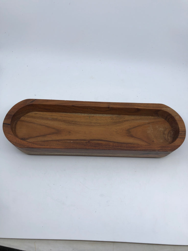 OVAL WOOD FOOTED TRAY.
