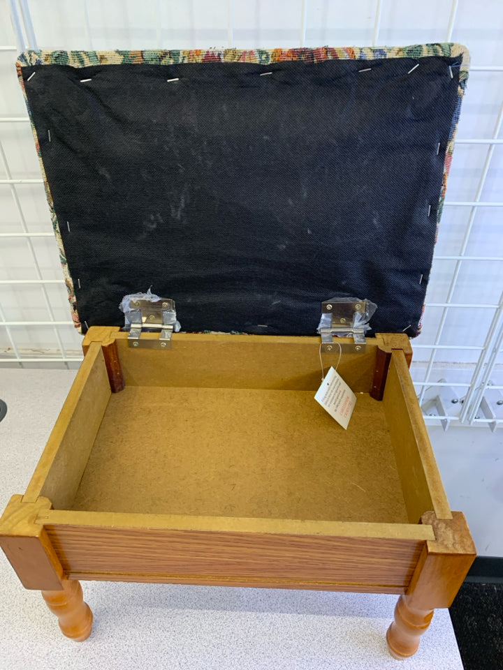 WOOD/FLORAL FABRIC STORAGE FOOT STOOL.