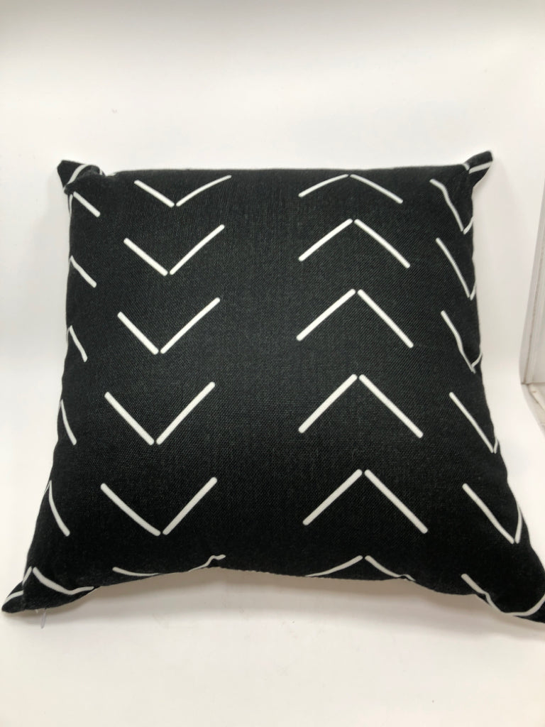 B&W ARROW DESIGN PILLOW.