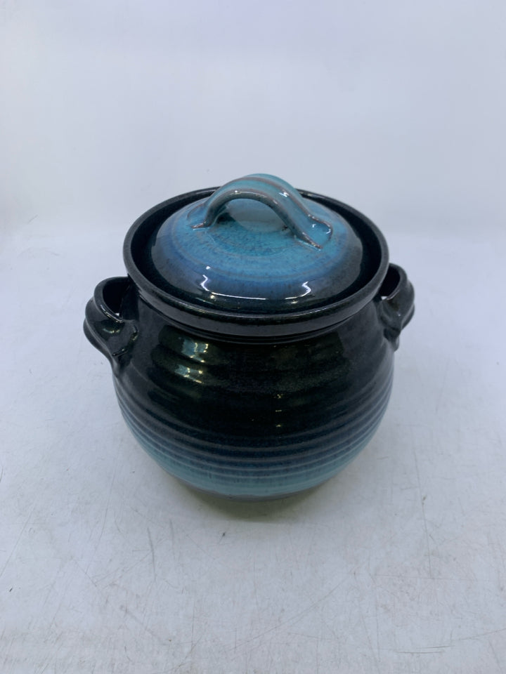 BLUES ABRE GLAZE RIBBED BEAN POT W/ LID HANDLES.