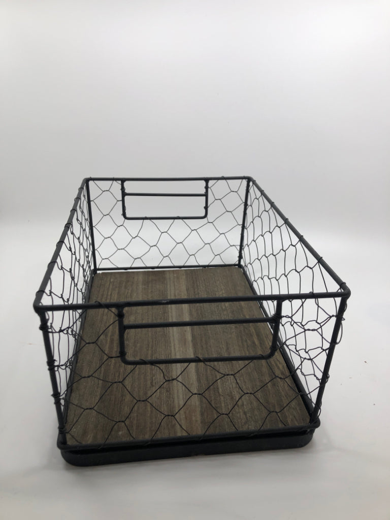 SM RUSTIC WIRE BASKET.