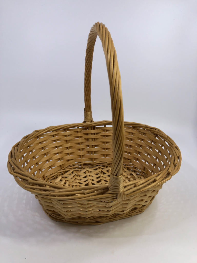 OVAL WOVEN BASKET W/ HANDLE.