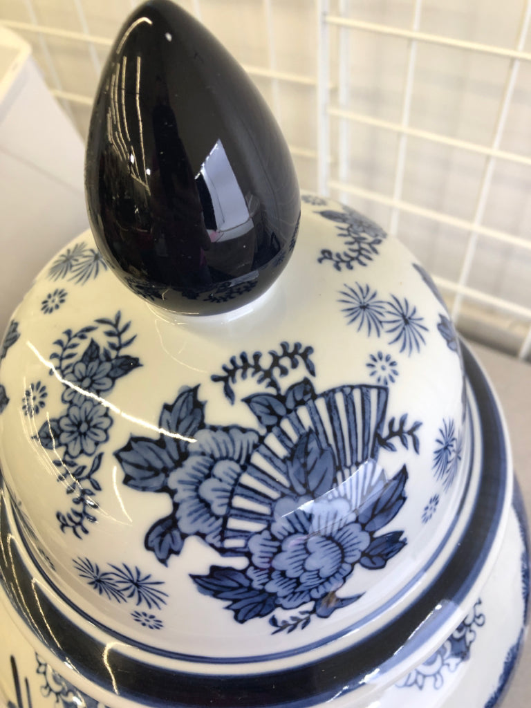 ASIAN STYLE BLUE/WHITE LARGE CERAMIC URN W/LID.