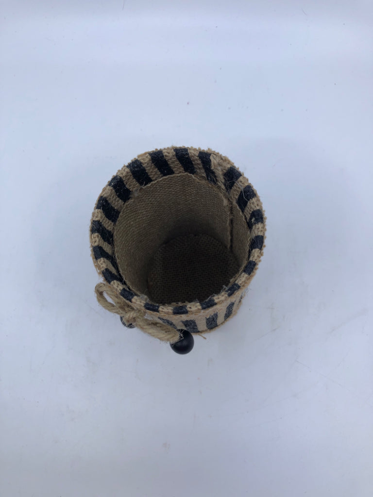 BLACK AND TAN BURLAP PENCIL CUP.