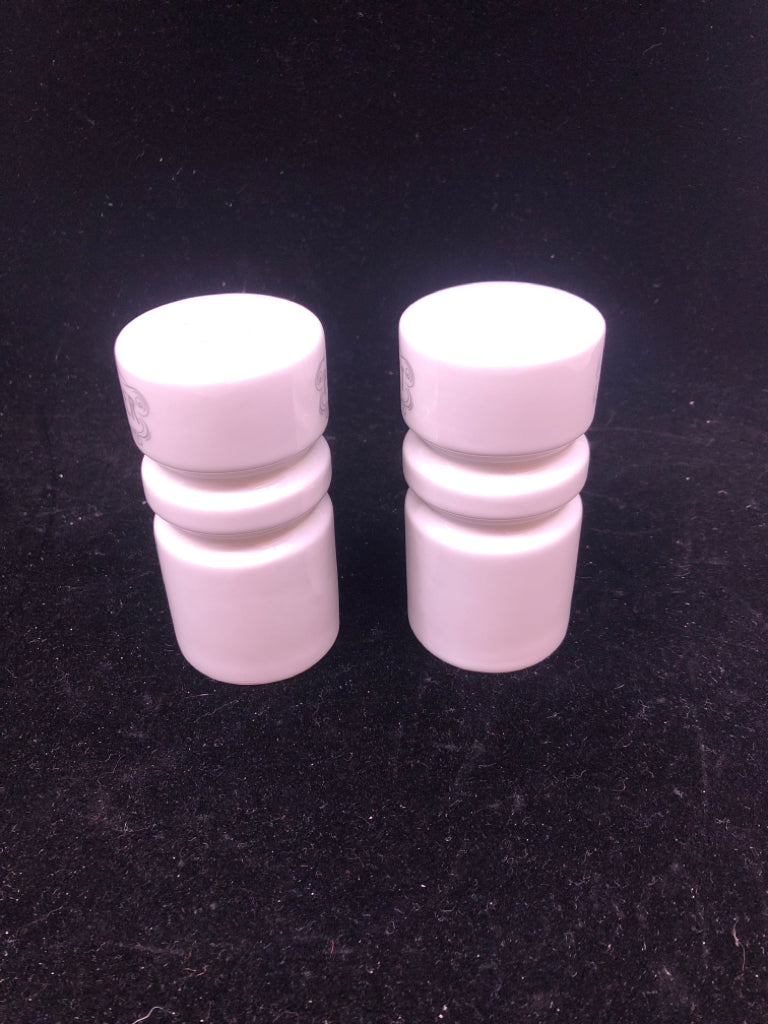 WHITE RIBBED S/P SHAKERS.