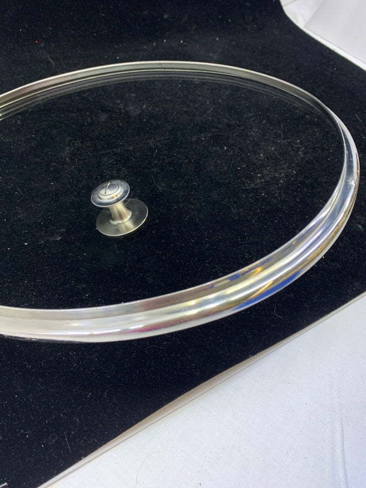 OVAL MAROON HEAVY DUTY STAUB DUTCH OVENDISH WITH GLASS LID.