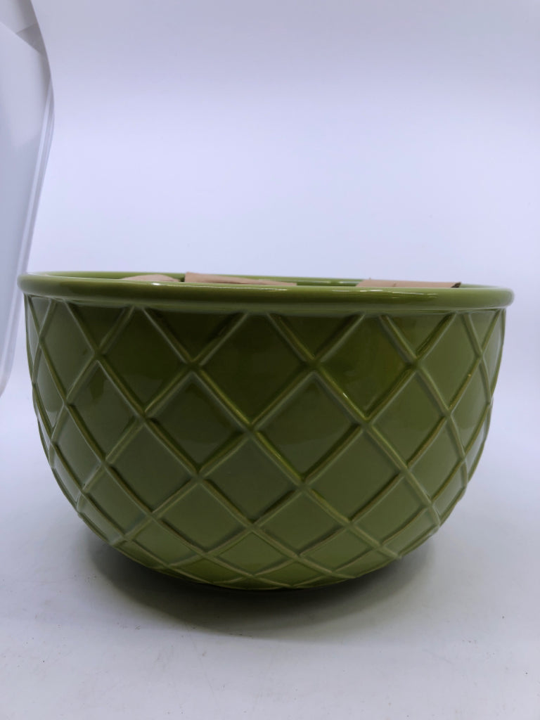 4 COLORFUL NESTING BOWLS.