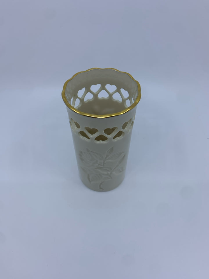 LENOX HEART LACE EDGE VASE W ROSE PATTERN.