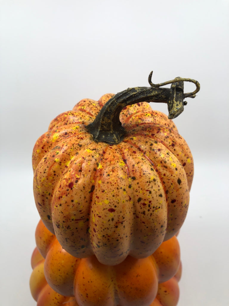 STACKED PUMPKIN DECOR.