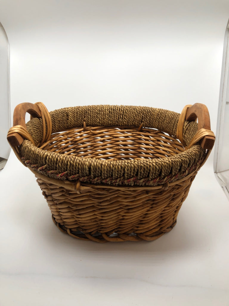 WICKER BASKET W/WOVEN ROPE RIM.