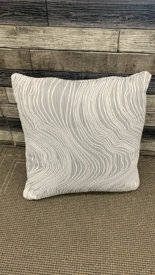 GREY RIBBED PILLOW W/WHITE SWIRLS.
