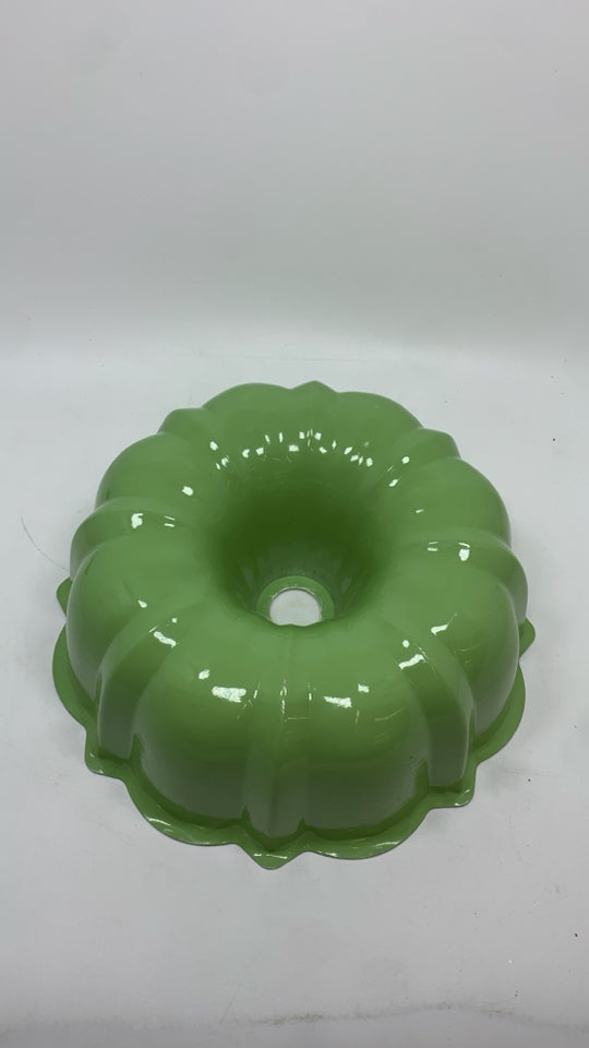 RIBBED EDGES BUNDT BAKING PAN.