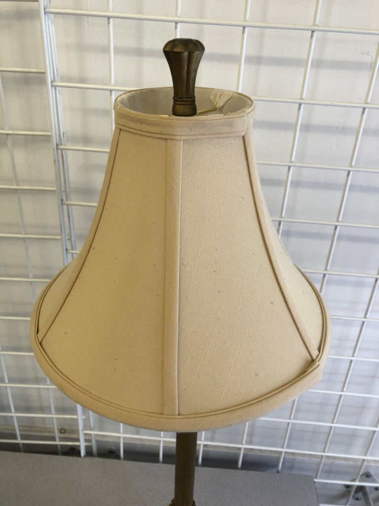 METAL GOLD ORNATE BASE LAMP W/ CREAM SHADE.