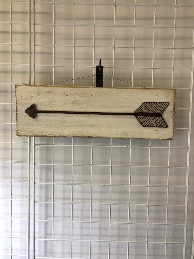 WHITE W METAL ARROW WALL HANGING.