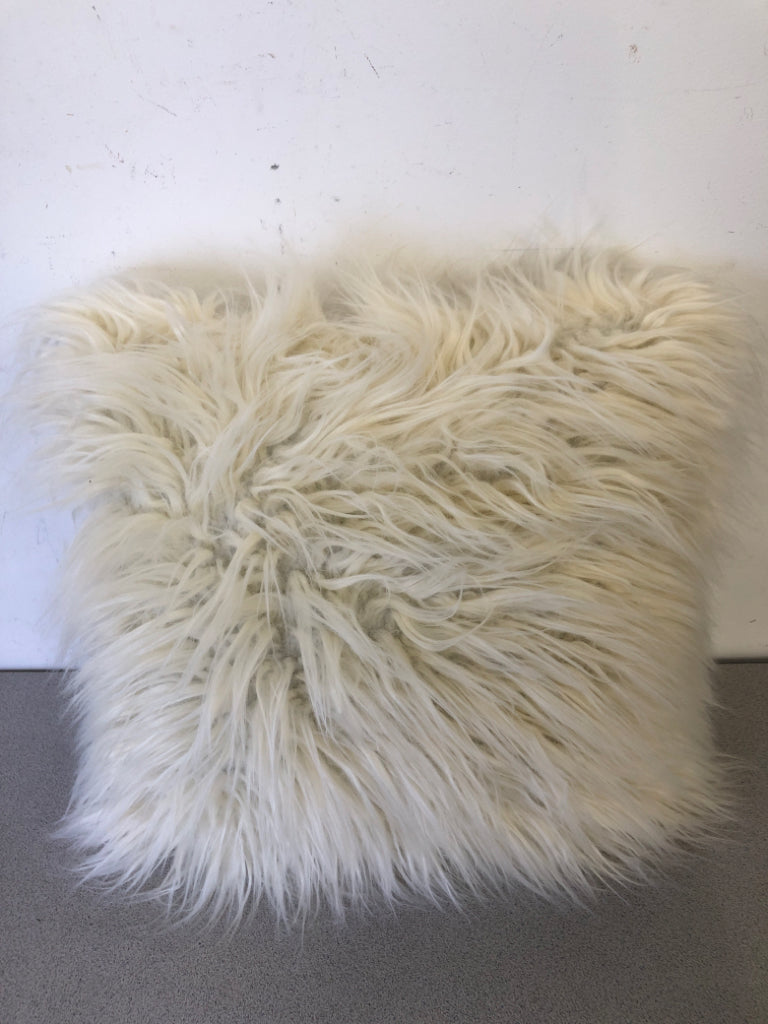 SQUARE WHITE FRINGE PILLOW.