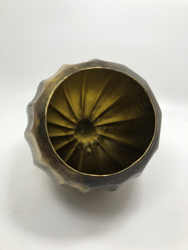 GOLD METAL PUMPKIN DECOR.