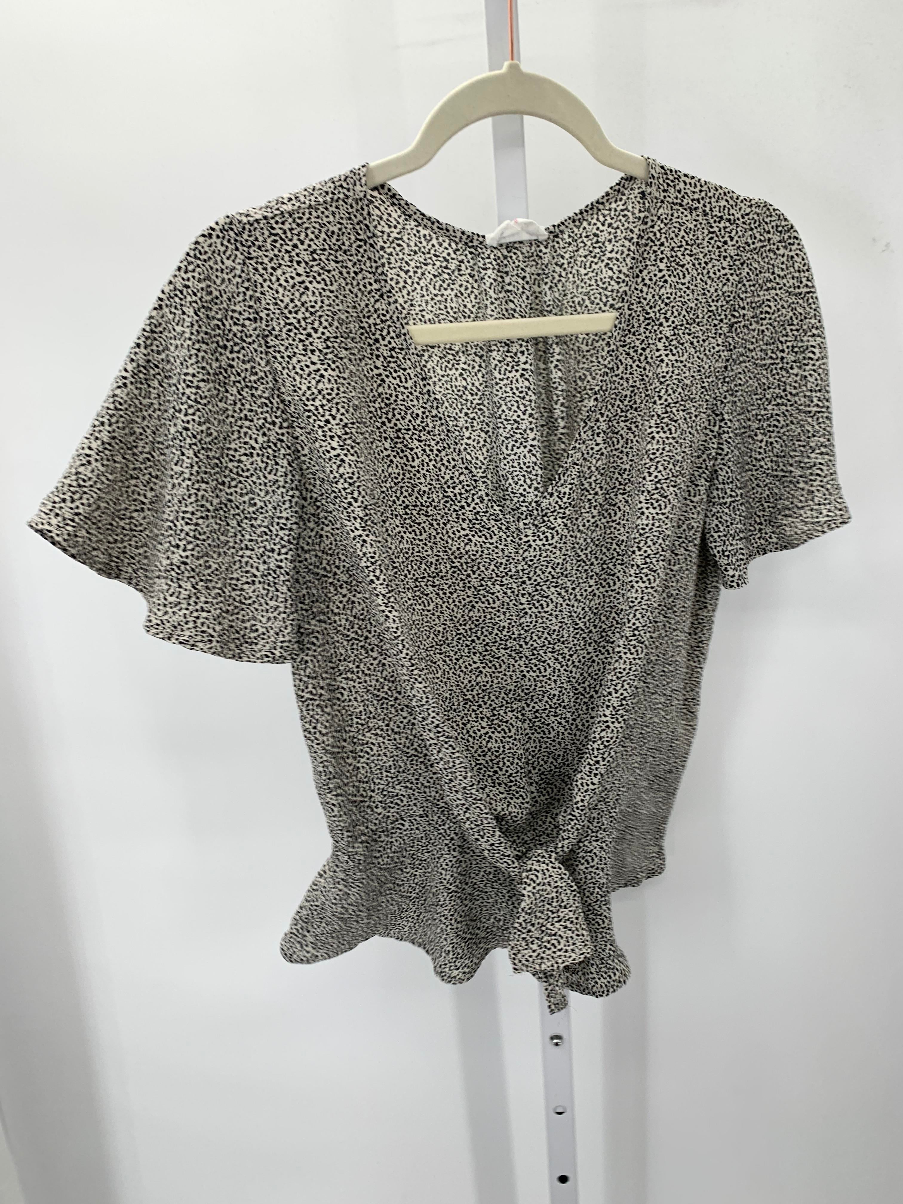 Size Medium Juniors Short Sleeve Shirt